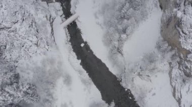 Landwasser Viaduct 'un kışın trensiz havadan görünüşü, İsviçre' nin simgesi, kar yağışı, insansız hava aracı