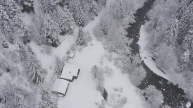 Landwasser Viaduct 'un kışın trensiz havadan görünüşü, İsviçre' nin simgesi, kar yağışı, insansız hava aracı...