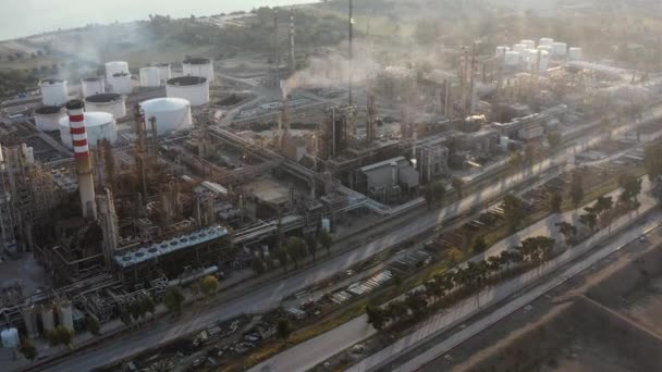 Vista aérea da planta química no por do sol, refinação do óleo, fumo, tubulações, poluição ecológica, infecção do ar, costa do mar em Greece, petroleiros esperam o carregamento — Vídeo de Stock