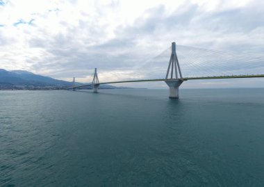 Yunanistan 'daki Rio Köprüsü' nün bulutlu hava ve feribot istasyonunda uzun süre kalan hava görüntüsü