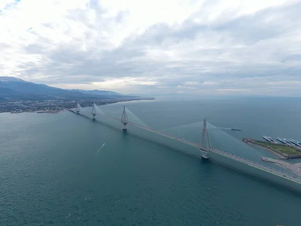 Luchtfoto van de lange kabelbaan Rio brug in Griekenland bij bewolkt weer, Ferry station — Stockfoto