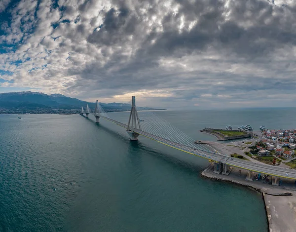 Luftaufnahme der langen Schrägseilbrücke Rio in Griechenland bei Wolkenwetter, Fährstation — Stockfoto