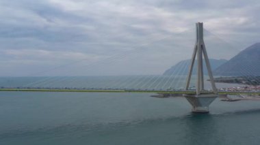 Yunanistan 'daki Rio Köprüsü' nün bulutlu hava ve feribot istasyonunda uzun süre kalan hava görüntüsü