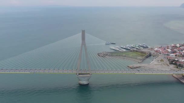 Vista aérea da longa ponte do Rio de Janeiro na Grécia em nuvens meteorológicas, Estação Ferry — Vídeo de Stock