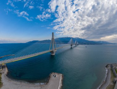 Yunanistan 'daki Rio Köprüsü' nün bulutlu hava ve feribot istasyonunda uzun süre kalan hava görüntüsü