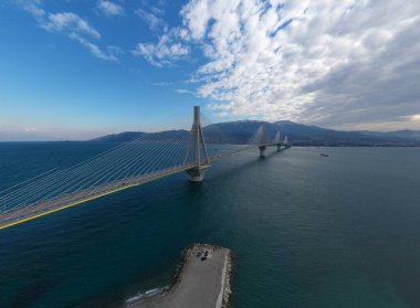 Yunanistan 'daki Rio Köprüsü' nün bulutlu hava ve feribot istasyonunda uzun süre kalan hava görüntüsü