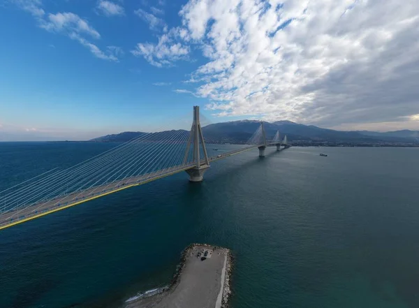 Yunanistan 'daki Rio Köprüsü' nün bulutlu hava ve feribot istasyonunda uzun süre kalan hava görüntüsü
