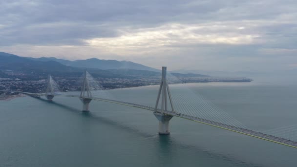 Luchtfoto van de lange kabelbaan Rio brug in Griekenland bij bewolkt weer, Ferry station — Stockvideo