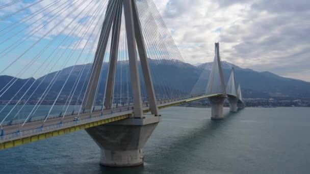 Αεροφωτογραφία της μακριάς γέφυρας του Ρίο στην Ελλάδα στα σύννεφα, Ferry station — Αρχείο Βίντεο