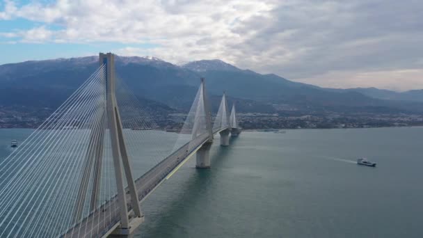 Vue aérienne du long pont Rio suspendu par câble en Grèce par temps nuageux, station de ferry — Video