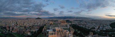 Atina Akropolü, Athena Nike Tapınağı, Parthenon Tapınağı, Hekatompedon Tapınağı, Zeus Polieus Tapınağı, Atticus Kahramanı Odeonu, gün batımında Echtheion