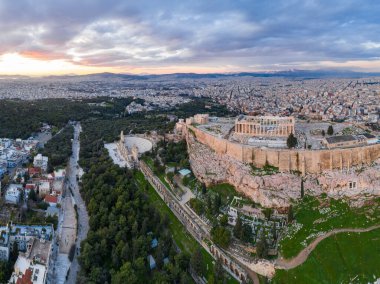 Atina Akropolü, Athena Nike Tapınağı, Parthenon Tapınağı, Hekatompedon Tapınağı, Zeus Polieus Tapınağı, Atticus Kahramanı Odeonu, gün batımında Echtheion