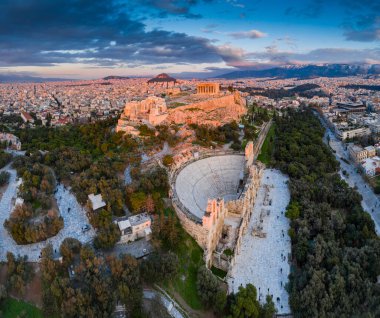 Atina Akropolü, Athena Nike Tapınağı, Parthenon Tapınağı, Hekatompedon Tapınağı, Zeus Polieus Tapınağı, Atticus Kahramanı Odeonu, gün batımında Echtheion
