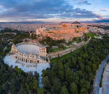 Atina Akropolü, Athena Nike Tapınağı, Parthenon Tapınağı, Hekatompedon Tapınağı, Zeus Polieus Tapınağı, Atticus Kahramanı Odeonu, gün batımında Echtheion