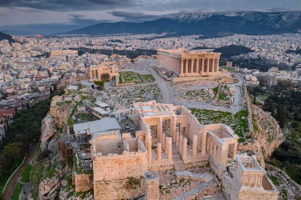 Aerial view of Acropolis of Athens, the Temple of Athena Nike, Parthenon, Hekatompedon Temple, Sanctuary of Zeus Polieus, Odeon of Herodes Atticus, Erechtheion at sunset — Stock Photo, Image