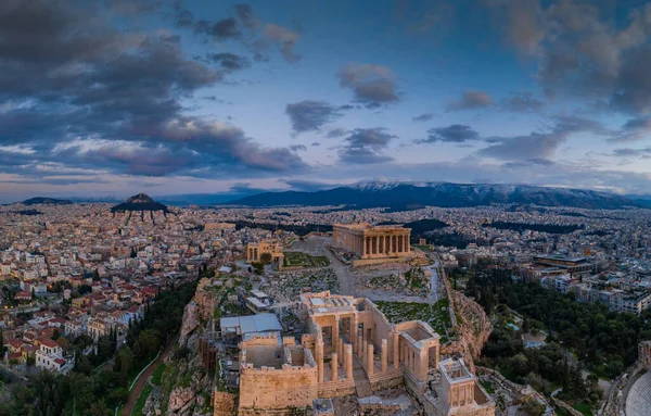 Widok z lotu ptaka Akropol Aten, Świątynia Ateny Nike, Partenon, Świątynia Hekatompedon, Sanktuarium Zeusa Polieusa, Odeon Heroda Atticus, Erechtheion o zachodzie słońca — Zdjęcie stockowe