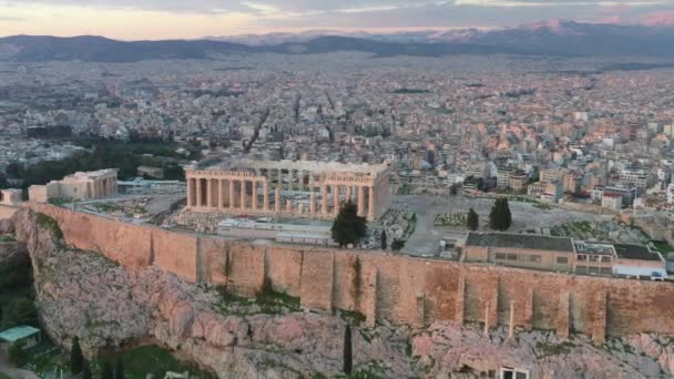 Luchtfoto van Akropolis van Athene, de Tempel van Athena Nike, Parthenon, Hekatompedon Tempel, Heiligdom van Zeus Polieus, Odeon van Herodes Atticus, Erechtheion bij zonsondergang — Stockvideo