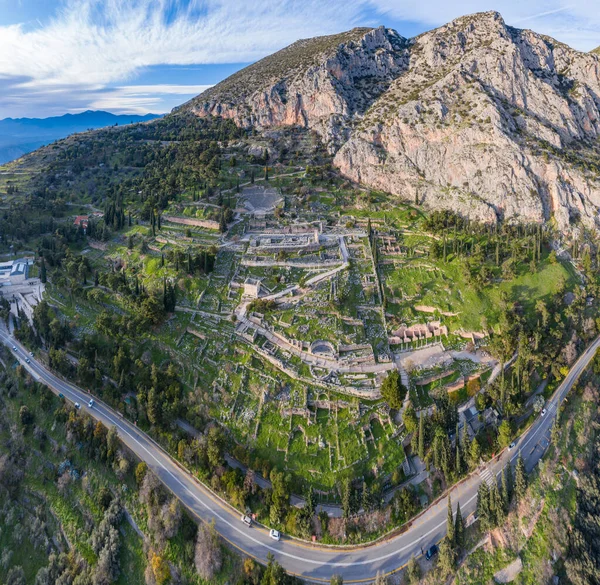 Yunanistan 'ın Delphi kentindeki Antik Tiyatro ve Apollo Tapınağı' nın hava manzarası, Yunanistan 'daki ünlü arkeoloji sahası, dağların üzerinde sabah sisi, çatılarda kırağı