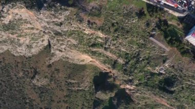 Gündoğumunda Delphi, Yunanistan 'ın havadan görünüşü, Korint Körfezi, Dağların üzerinde sabah sisi, çatılarda karlar, ön planda çatıları olan katmanlı tepeler.