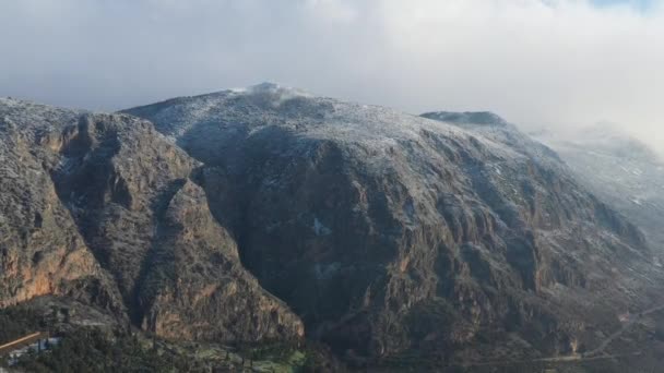 古代劇場とギリシャのデルファイのアポロ寺院の空中ビュー日の出、ギリシャの有名な遺跡、山の上の朝の霧、屋根の上の霜 — ストック動画