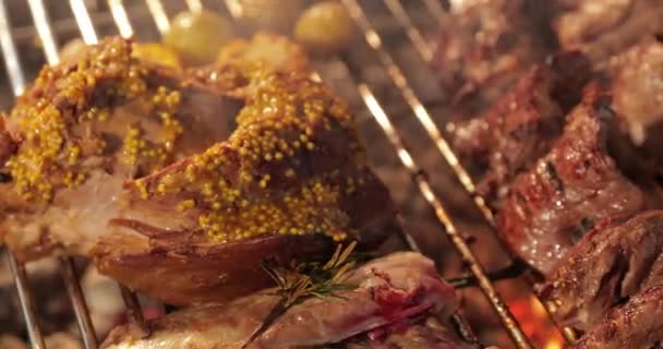 漬物肉の大きな作品は、丸いグリルには、大きな裸の炎の近くに位置し、肉のマスタード、赤い石炭、煙、薪、料理の手で漬け石炭、超HD品質、 4kビデオを準備します。 — ストック動画