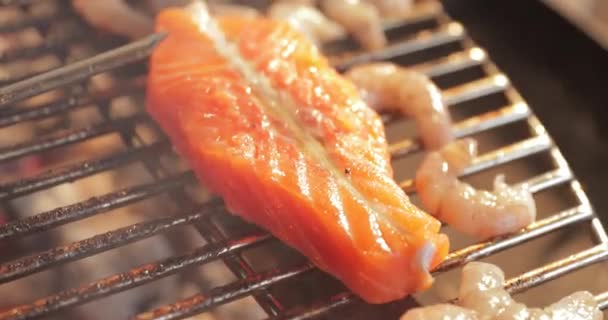 On a lattice a grill pickled fish, a stake, naked flame, red coals, a smoke, firewood, hands of the cook prepare coal, ultra hd quality, 4k video — Stock Video