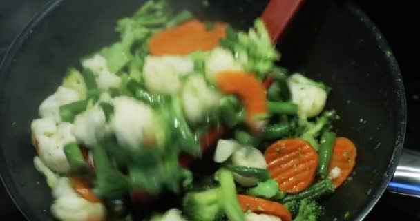 Das Kochen eines frischen geschnittenen Gemüses, das auf einer Pfanne gebraten wird, Möhren, Blumenkohl, Brokkoli, Haricot, Öffnen des Deckels einer Pfanne — Stockvideo