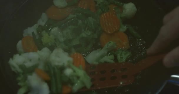 Το μαγείρεμα ένα φρέσκο κομμένα λαχανικά, τηγανητά σε ένα τηγάνι, καρότα, ένα κουνουπίδι, μπρόκολο, haricot, το άνοιγμα ενός εξωφύλλου ενός τηγανιού — Αρχείο Βίντεο