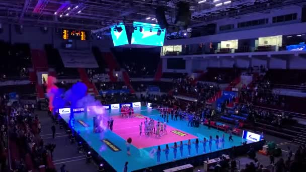 Rusia, San Petersburgo, 21 de noviembre de 2019: Vídeo del juego de voleibol de los hombres en el estadio interior Sibur Arena, espectáculo improbable, apoyo a la danza, animadoras — Vídeo de stock