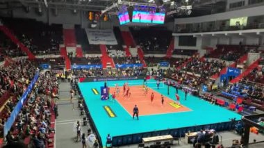 Rusya, St.Petersburg, 21 Kasım 2019: İç saha stadı Sibur Arena 'da erkek voleybol maçı, olanaksız gösteri, dans desteği, ponpon kız