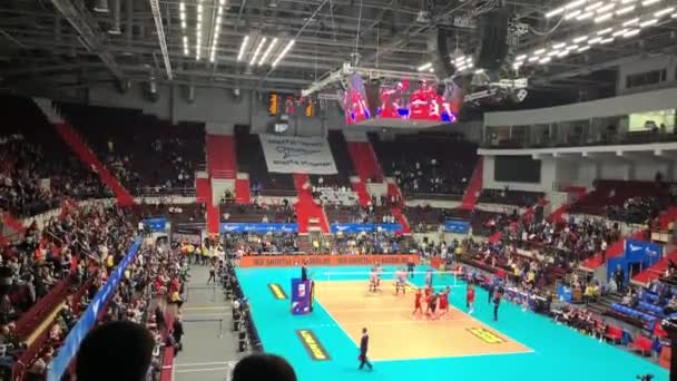 Russia, St.Petersburg, 21 November 2019: Video of mans game of volleyball in indoor stadium Sibur Arena, improbable show, dancing support, cheerleading — Stock Video