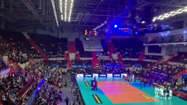 俄罗斯圣彼得堡，2019年11月21日：男子排球赛在室内体育场Sibur Arena的视频，不可思议的表演，舞蹈支持，啦啦队 — 图库视频影像
