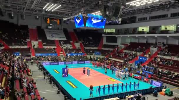 Russia, St.Petersburg, 21 November 2019: Video of mans game of volleyball in indoor stadium Sibur Arena, improbable show, dancing support, cheerleading — Stock Video