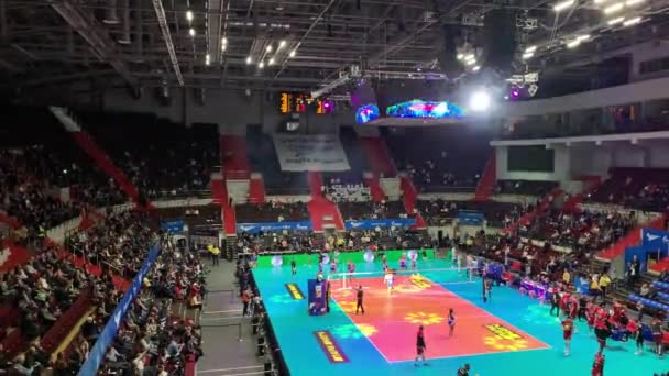 Rusia, San Petersburgo, 21 de noviembre de 2019: Vídeo del juego de voleibol de los hombres en el estadio interior Sibur Arena, espectáculo improbable, apoyo a la danza, animadoras — Vídeos de Stock