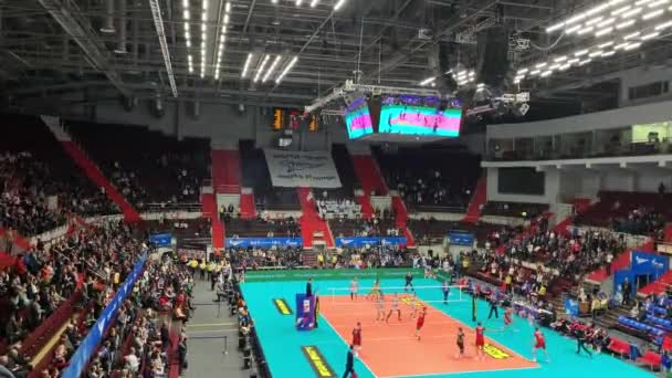 Rusland, Sint-Petersburg, 21 november 2019: Video van een mannenwedstrijd volleybal in het stadion Sibur Arena, onwaarschijnlijke show, dansondersteuning, cheerleading — Stockvideo