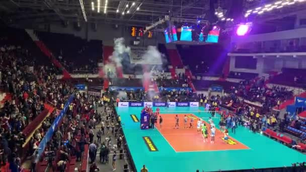 Ryssland, S:t Petersburg, 21 november 2019: Video av mans volleybollspel i inomhusstadion Sibur Arena, osannolik show, dansstöd, cheerleading — Stockvideo