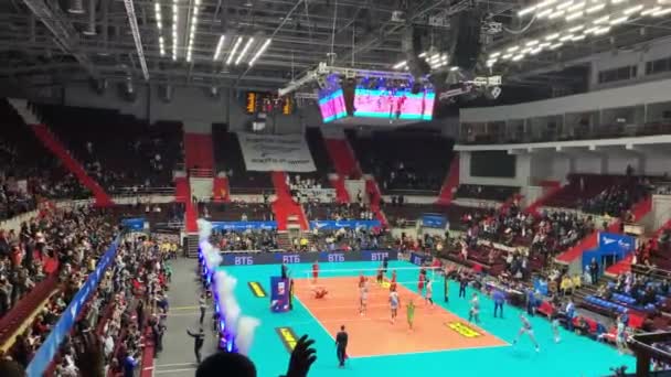 Russia, St.Petersburg, 21 November 2019: Video of mans game of volleyball in indoor stadium Sibur Arena, improbable show, dancing support, cheerleading — Stock Video