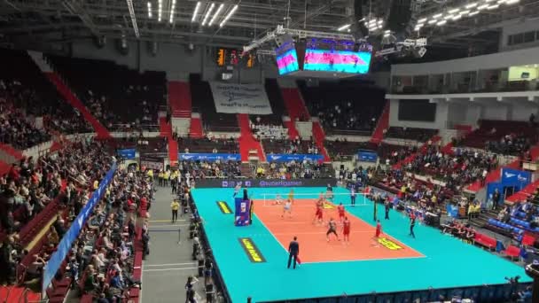 Russie, Saint-Pétersbourg, 21 novembre 2019 : Vidéo de mans jeu de volley-ball dans le stade intérieur Sibur Arena, spectacle improbable, soutien à la danse, cheerleading — Video