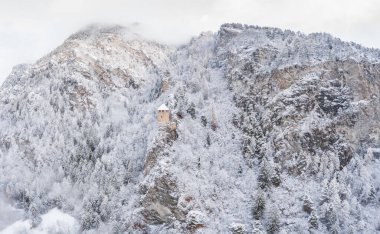 Dağ manzaralı sınır kulesi, sislerin altındaki orman, İsviçre 'yle kaplı yamaçlar, bulutlu atmosfer, güzel koşullar.