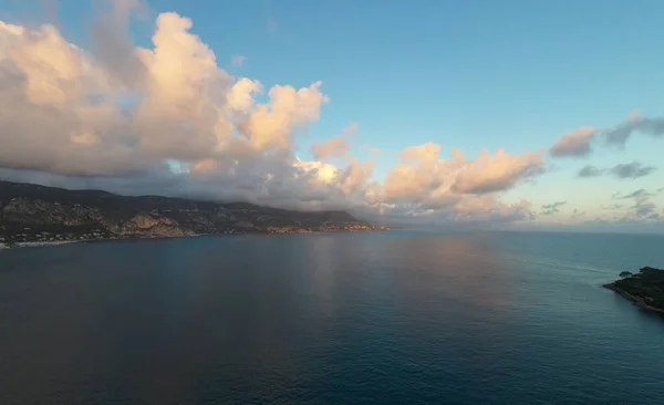 France, Saint-Jean-Cape-Ferrat, 15 décembre 2019 : Vue aérienne de l'endroit le plus cher de la Côte d'Azur au coucher du soleil, terrasses de maisons de campagne et de domaines, piscines, salons Chaise, nuages roses — Photo