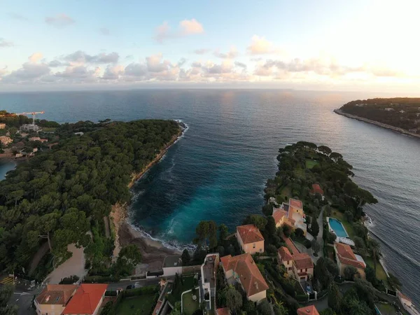 France, Saint-Jean-Cape-Ferrat, 15 December 2019: Aerial view of most expensive place in French Riviera at sunset, terraces of country houses and estates, pools, Chaise lounges, pink clouds — Stock Photo, Image