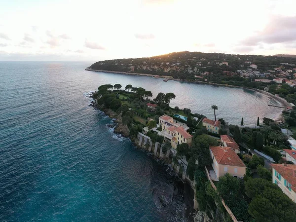 França, Saint-Jean-Cape-Ferrat, 15 de dezembro de 2019: Vista aérea do lugar mais caro da Riviera Francesa ao pôr-do-sol, terraços de casas e propriedades rurais, piscinas, salões de Chaise, nuvens rosa — Fotografia de Stock