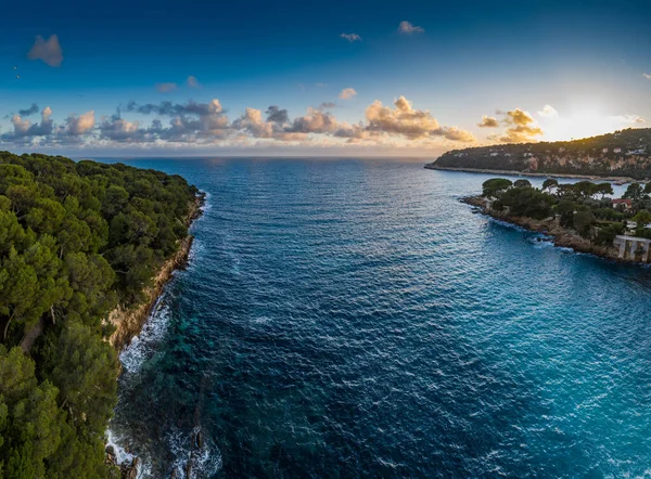 França, Saint-Jean-Cape-Ferrat, 15 de dezembro de 2019: Vista aérea do lugar mais caro da Riviera Francesa ao pôr-do-sol, terraços de casas e propriedades rurais, piscinas, salões de Chaise, nuvens rosa — Fotografia de Stock