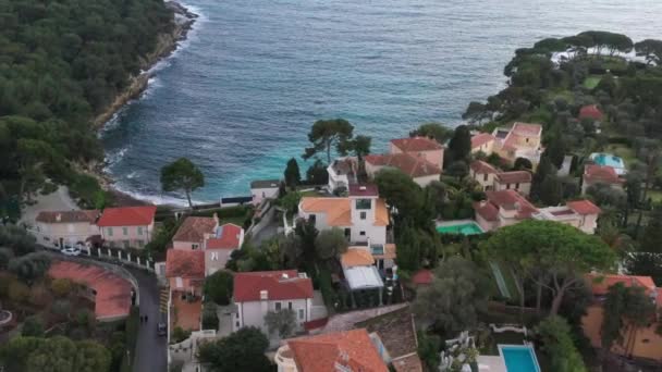 Frankreich, Saint-Jean-Cape-Ferrat, 15. Dezember 2019: Luftaufnahme des teuersten Ortes an der französischen Riviera bei Sonnenuntergang, Terrassen von Landhäusern und Anwesen, Pools, Liegestühle, rosa Wolken — Stockvideo