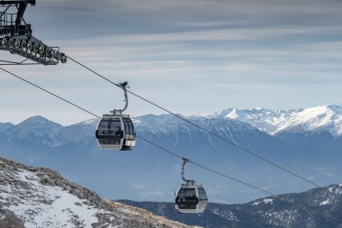 Popüler kayak merkezi karla kaplı ünlü Parnassos dağı karla kaplı ve benzersiz doğa, kablolu kamaralar, araba parkı, Voiotia, Yunanistan