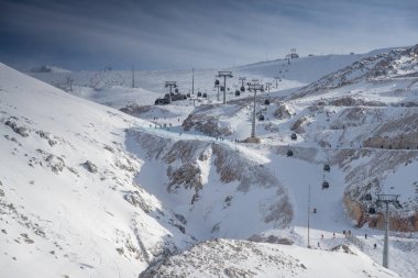 Popüler kayak merkezi karla kaplı ünlü Parnassos dağı karla kaplı ve benzersiz doğa, kablolu kamaralar, araba parkı, Voiotia, Yunanistan
