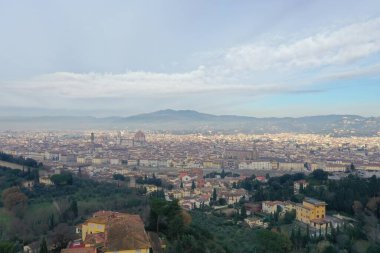 Gün doğumunda Floransa, Firenze, Toskana, İtalya, katedral, nehir, insansız hava aracı manzarası, arka planda dağlar
