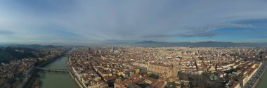 Gün doğumunda Floransa, Firenze, Toskana, İtalya, katedral, nehir, insansız hava aracı manzarası, arka planda dağlar