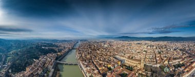 Gün doğumunda Floransa, Firenze, Toskana, İtalya, katedral, nehir, insansız hava aracı manzarası, arka planda dağlar
