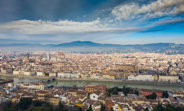 Panorama aéreo de Florença ao nascer do sol, Firenze, Toscana, Itália, catedral, rio, vista drone pint, montanhas está no fundo — Fotografia de Stock